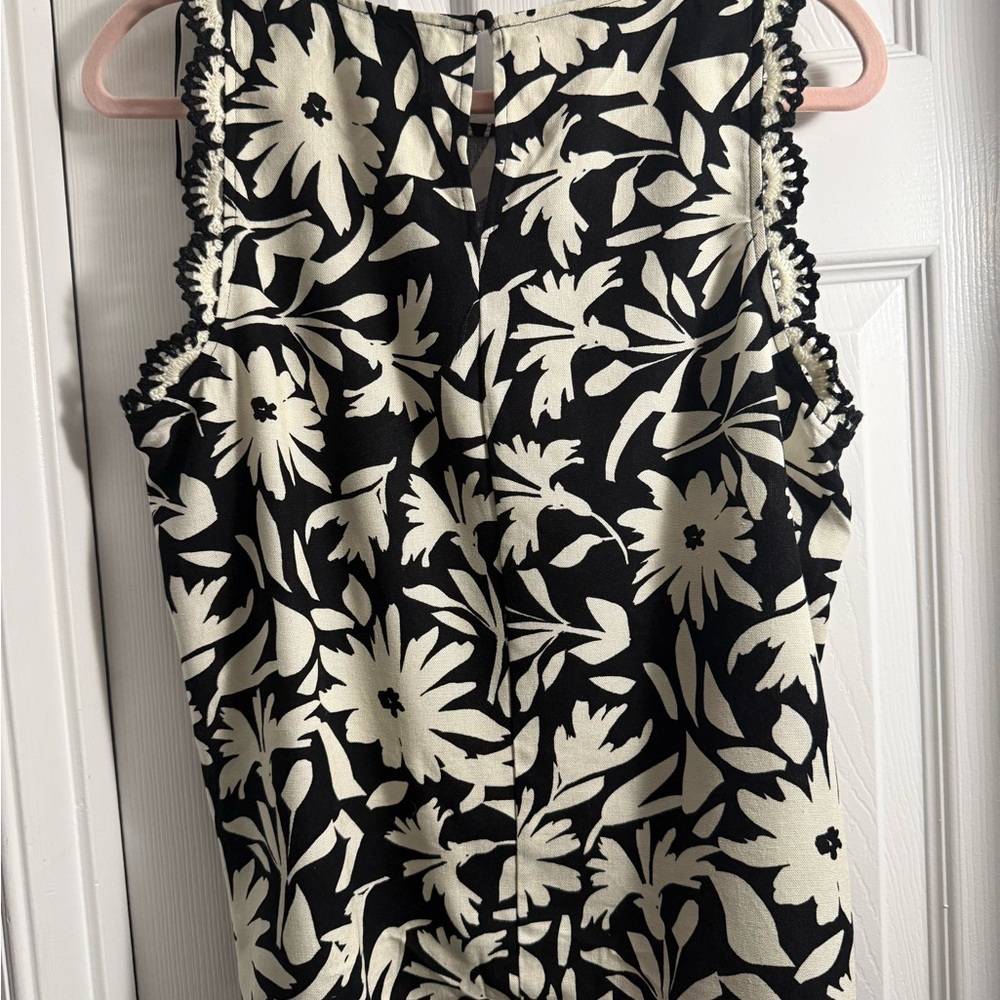 CeCe Black and White Floral Sleeveless Blouse - Picture 4 of 6